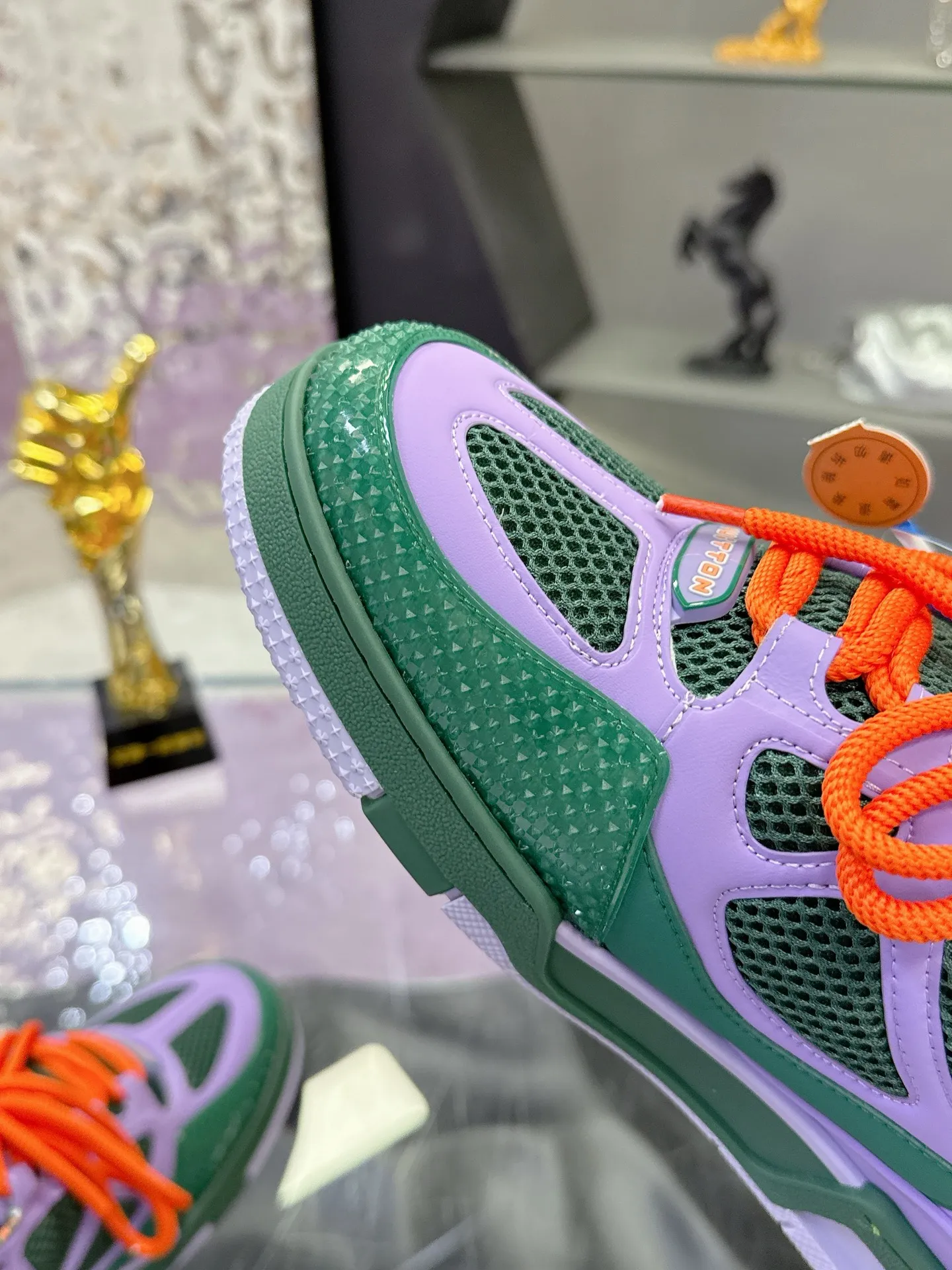 Factory price: 760💰 𝙇𝙑 𝟐𝟎𝟐5 𝐒𝐒 𝐧𝐞𝐰 Officially synchronized new colors💗 Louis Vuitton catwalk skateboard shoes are a hit, LOUIS VUITTON Trainer is undoubtedly one of the most successful Sneakers launched by luxury brands, but the pace of exploration will not stop. LOUISVUITTON will also bring a new series of skateboard shoes in the spring of 2025. The new series in the picture returns to the 90s Chunky Skate Shoes look and feel. The uppers are made of leather and mesh. The fat silhouette and thick shoelaces are very eye-catching. It is expected to have quite a few colors like the Trainer. Judging from the previous DIOR show skate shoes, this chunky style may be even stronger next year.  💎 LV small bread series LV bread shoe series 😘 Couple model Size: Female 35-40 Male 39-44, customized 45, 46